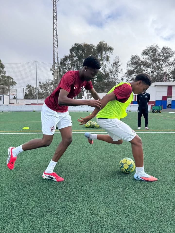 Entrenador trabajando la inteligencia táctica con jóvenes futbolistas