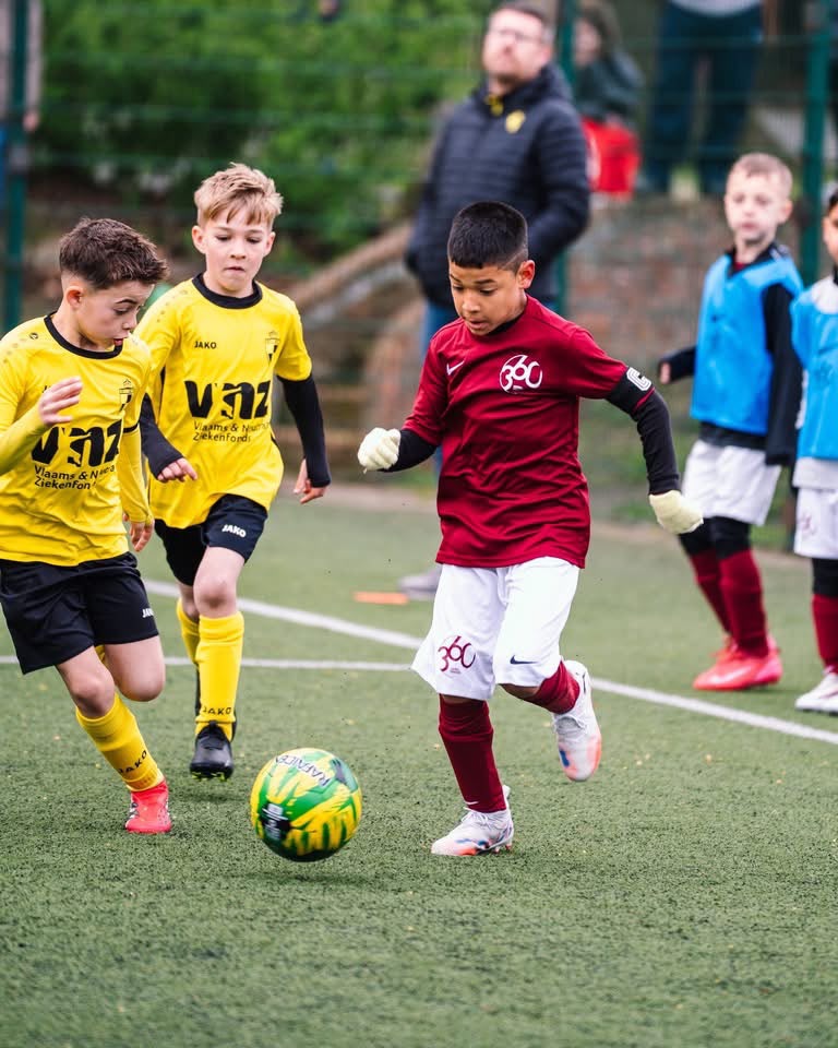Entrenador acompañando individualmente a un joven futbolista